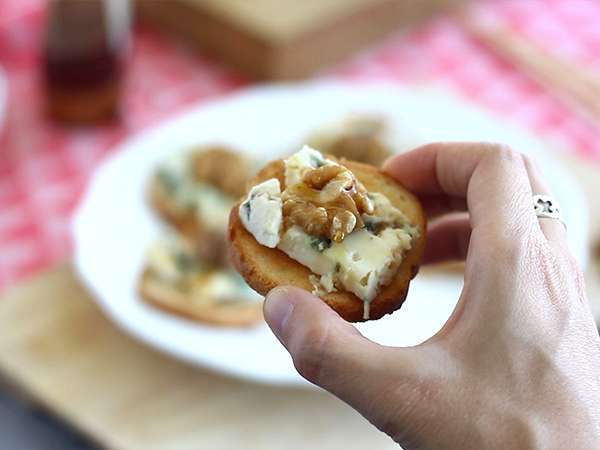 Toast z Roquefortom, orehi in medom - Priprava korak 3