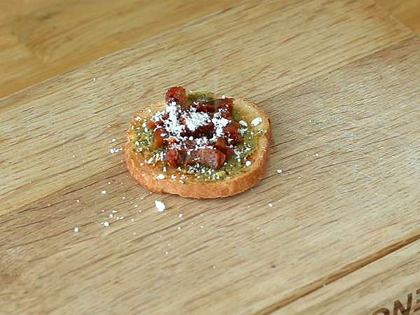 Hrenovka s pestom, parmezanom in posušenim paradižnikom - Priprava korak 2