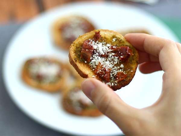 Hrenovka s pestom, parmezanom in posušenim paradižnikom - Priprava korak 3