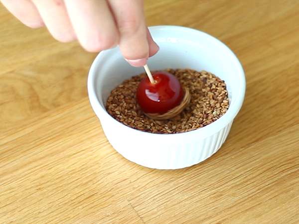 Karameliziran češnjev paradižnik s sezamovimi semeni ali ljubezenski paradižnik - Priprava korak 4