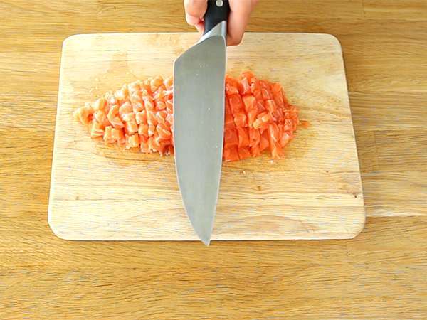 Tartare iz svežega lososa in zelenega jabolka - Priprava korak 1