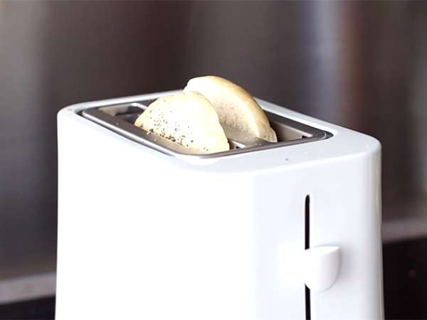 Bagel z lososom, kumaricami in fromage frais - Priprava korak 1