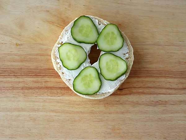 Bagel z lososom, kumaricami in fromage frais - Priprava korak 2