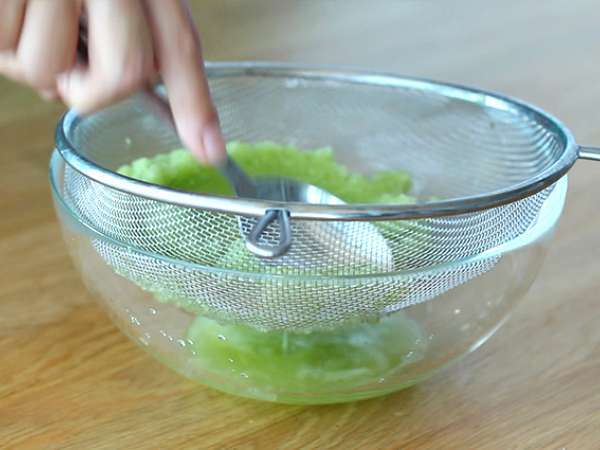 Tzatziki, grška omaka iz kumar in jogurta - Priprava korak 3