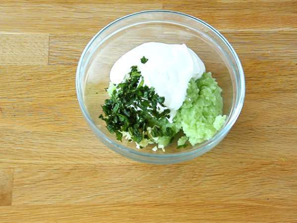 Tzatziki, grška omaka iz kumar in jogurta - Priprava korak 4