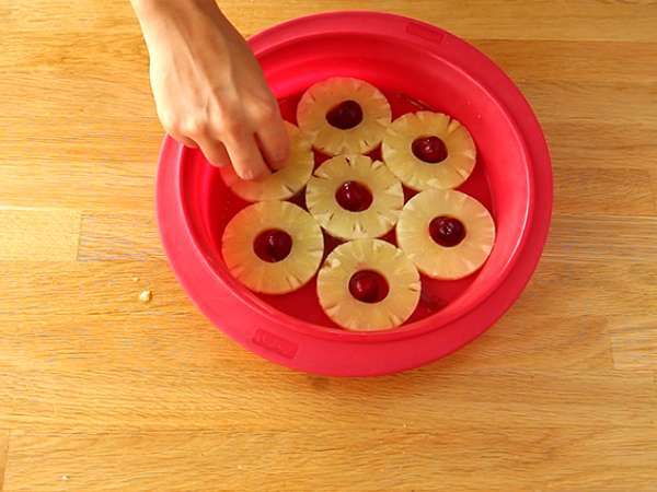 Enostavna ananasova obrnjena torta - Priprava korak 2