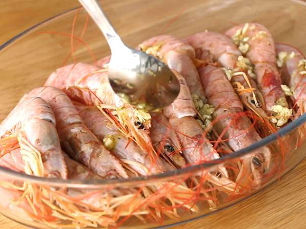 Pečene kozice s česnom in zelišči - Priprava korak 3