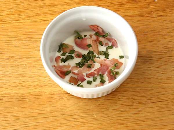 Oeufs cocotte s slanino in drobnjakom, hiter recept - Priprava korak 1