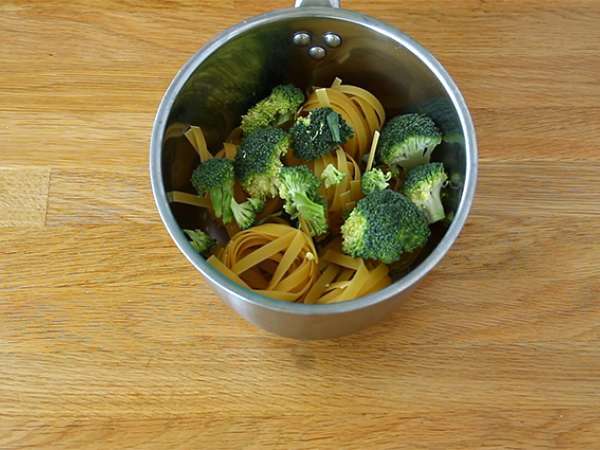 Testenine iz enega lonca - Tagliatelle z lososom in brokolijem - Priprava korak 1