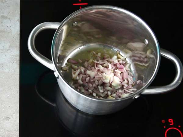 Hitra in enostavna juha iz pora in krompirja - Priprava korak 1