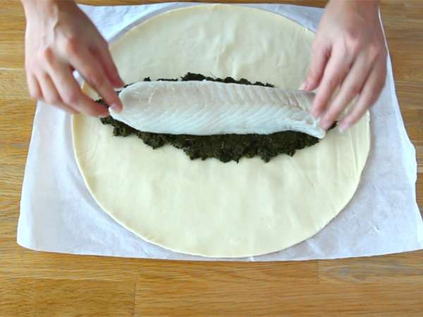 Riba v skorjici iz listnatega testa s špinačo in sirom mocarela - Priprava korak 1