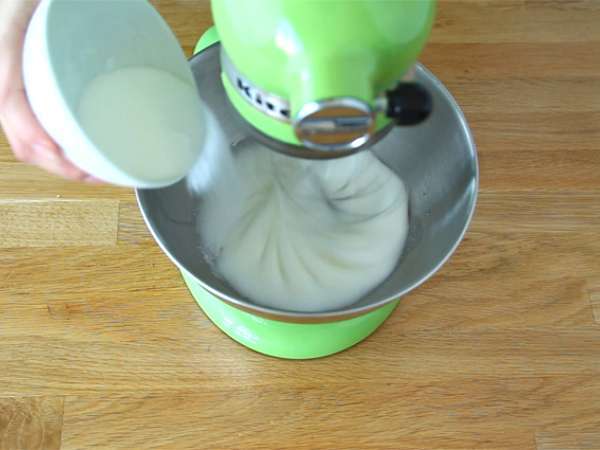 Meringues Santa klobuki - Priprava korak 1