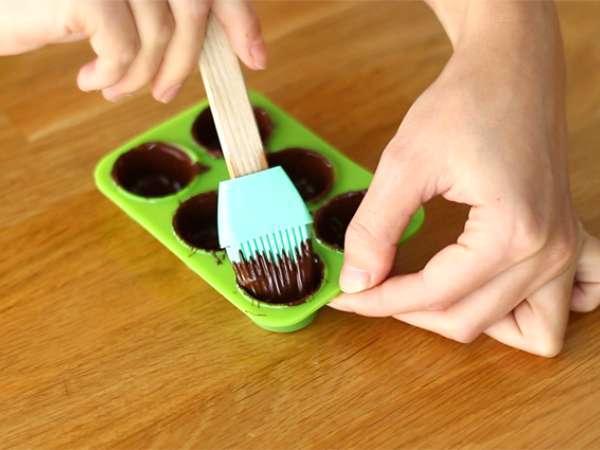 Čokolade, polnjene s slano masleno karamelo in mandlji - Priprava korak 1