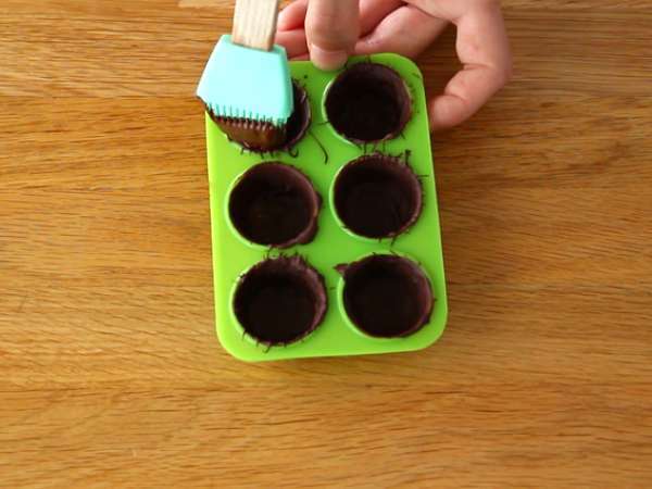 Čokolade, polnjene s slano masleno karamelo in mandlji - Priprava korak 2