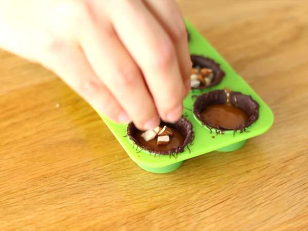 Čokolade, polnjene s slano masleno karamelo in mandlji - Priprava korak 3