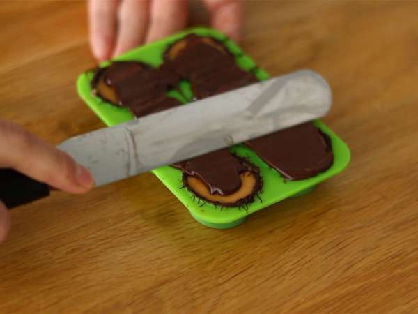 Čokolade, polnjene s slano masleno karamelo in mandlji - Priprava korak 4