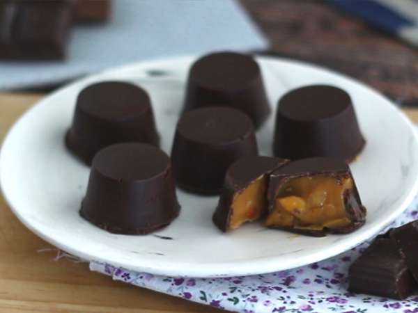 Čokolade, polnjene s slano masleno karamelo in mandlji - Priprava korak 5