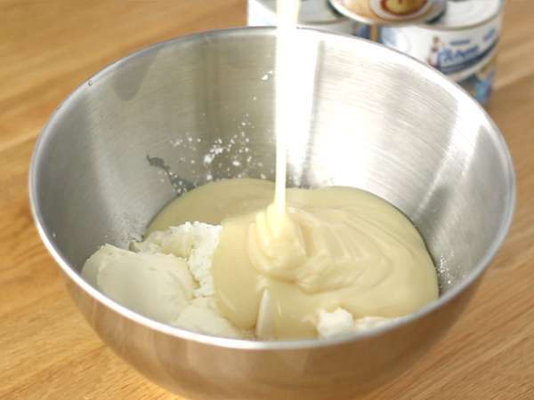 Sirni kolač iz sladkega kondenziranega mleka s kompotom iz rdečega sadja - Priprava korak 2