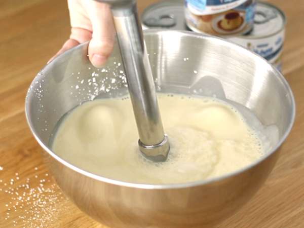 Sirni kolač iz sladkega kondenziranega mleka s kompotom iz rdečega sadja - Priprava korak 3