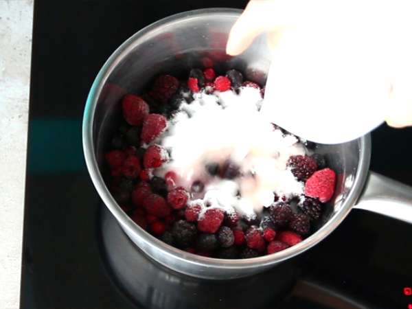 Sirni kolač iz sladkega kondenziranega mleka s kompotom iz rdečega sadja - Priprava korak 5