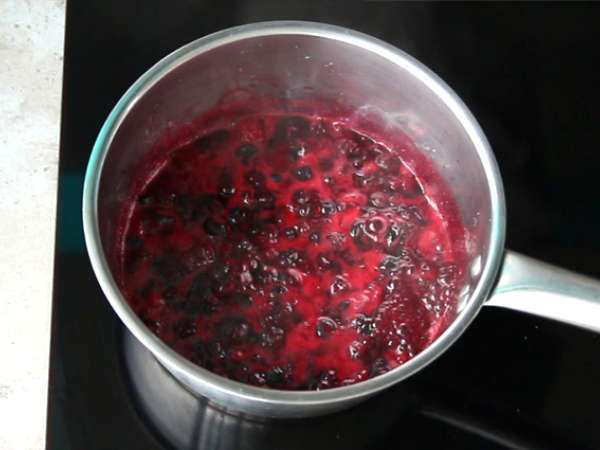 Sirni kolač iz sladkega kondenziranega mleka s kompotom iz rdečega sadja - Priprava korak 6