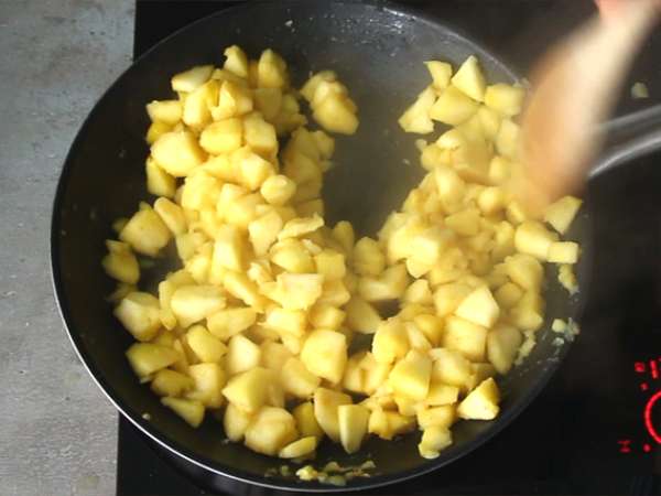 Palačinke Samoussas s karameliziranimi jabolki - Priprava korak 4