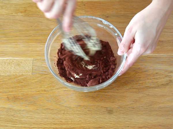 Torta z dvojnim okusom čokolade/vanilije s čokoladnim središčem - Priprava korak 4