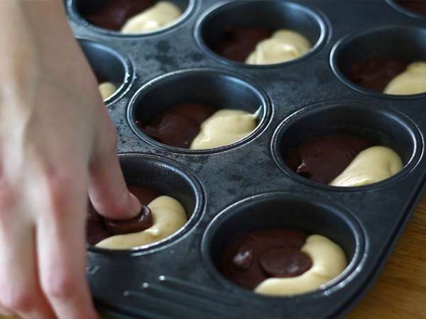 Torta z dvojnim okusom čokolade/vanilije s čokoladnim središčem - Priprava korak 6