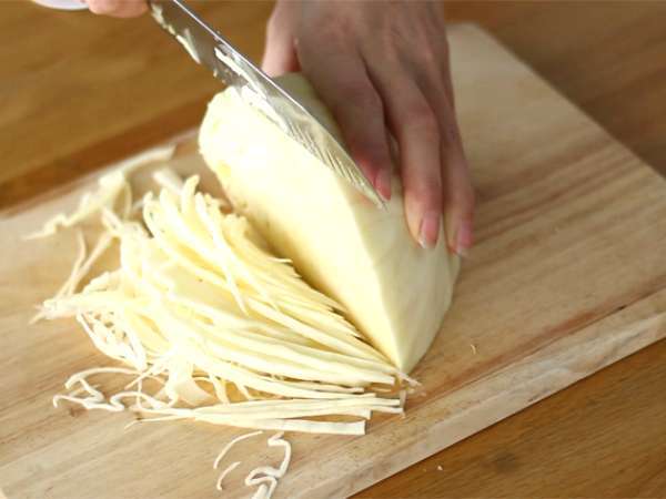 Hrustljava solata z zeljem v japonskem slogu - Priprava korak 1