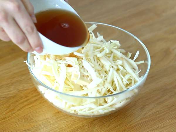 Hrustljava solata z zeljem v japonskem slogu - Priprava korak 2