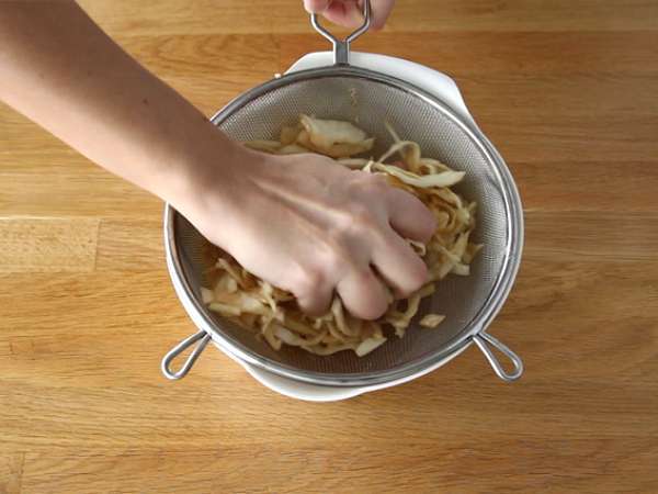 Hrustljava solata z zeljem v japonskem slogu - Priprava korak 3