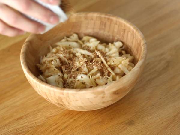 Hrustljava solata z zeljem v japonskem slogu - Priprava korak 4