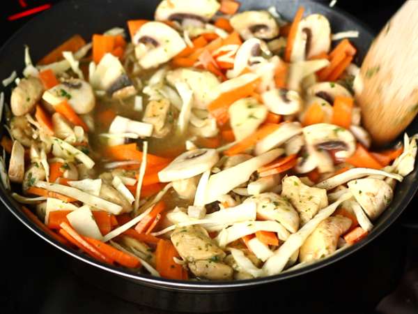 Chow mein (chao men), kitajski rezanci s piščancem in zelenjavo - Priprava korak 3