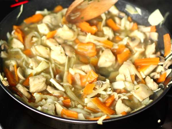 Chow mein (chao men), kitajski rezanci s piščancem in zelenjavo - Priprava korak 5