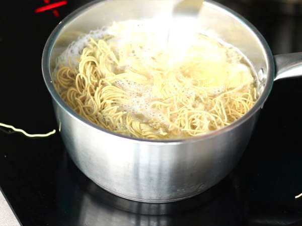 Chow mein (chao men), kitajski rezanci s piščancem in zelenjavo - Priprava korak 6