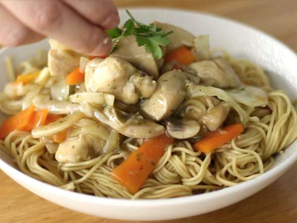 Chow mein (chao men), kitajski rezanci s piščancem in zelenjavo - Priprava korak 7