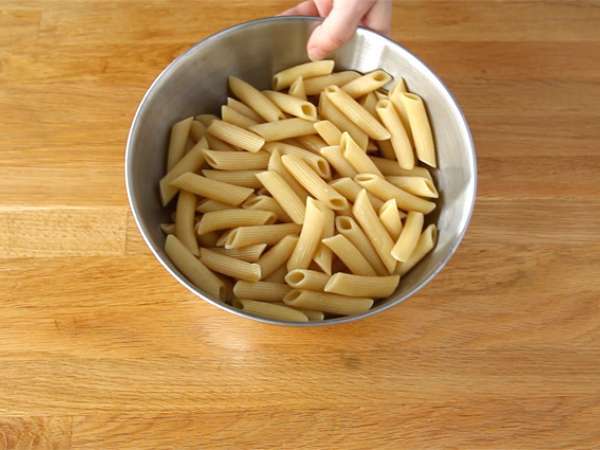 Solata s testeninami, paradižnikom, feto in olivami - Priprava korak 1