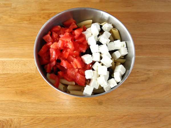 Solata s testeninami, paradižnikom, feto in olivami - Priprava korak 2