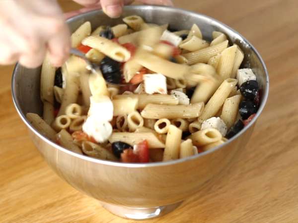 Solata s testeninami, paradižnikom, feto in olivami - Priprava korak 3