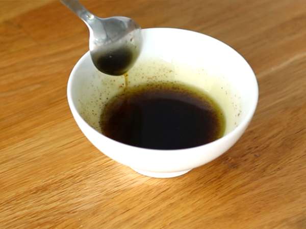 Solata s testeninami, paradižnikom, feto in olivami - Priprava korak 4