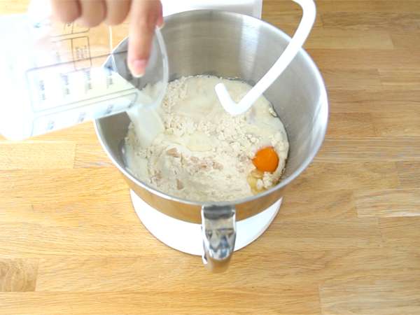 Kitajski brioš, polnjen s kremo in čokoladnimi koščki - Priprava korak 1