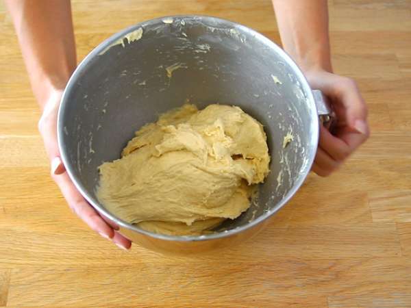 Kitajski brioš, polnjen s kremo in čokoladnimi koščki - Priprava korak 2