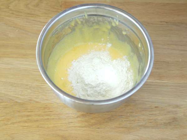 Kitajski brioš, polnjen s kremo in čokoladnimi koščki - Priprava korak 4