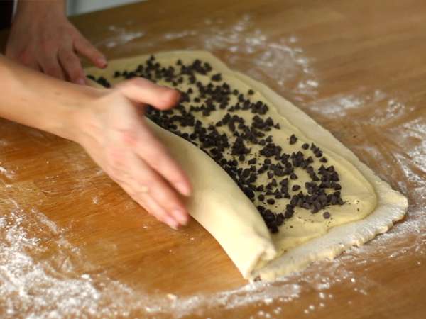 Kitajski brioš, polnjen s kremo in čokoladnimi koščki - Priprava korak 8