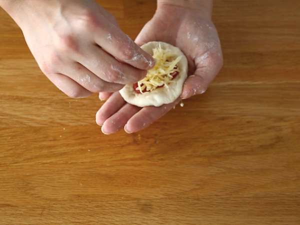 Pecivo za pico z nadevom iz šunke in sira - Priprava korak 4