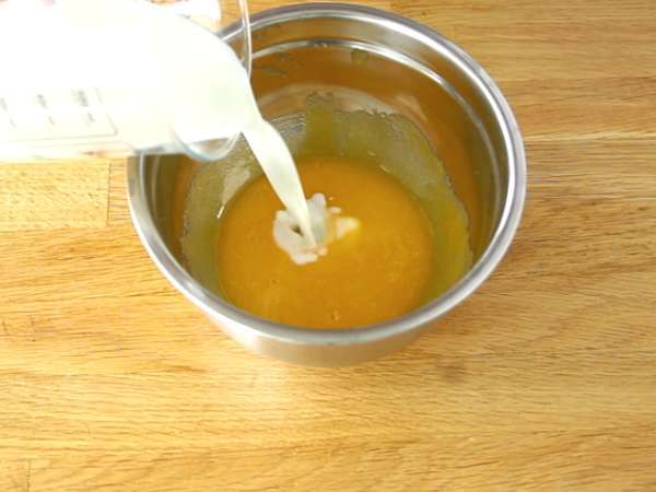 Bela čokolada z malinami bavarois (koraki in video) - Priprava korak 3