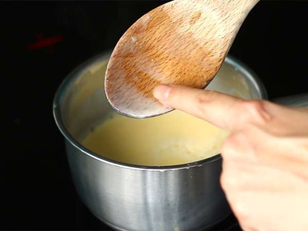 Bela čokolada z malinami bavarois (koraki in video) - Priprava korak 4