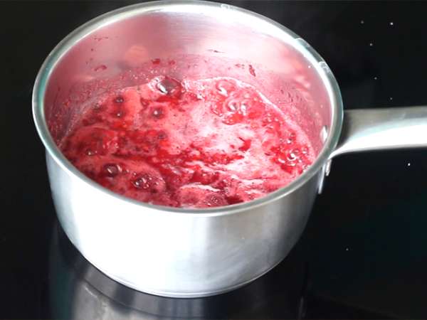 Bela čokolada z malinami bavarois (koraki in video) - Priprava korak 8