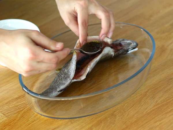 V pečici pečena postrv s timijanom in oljčnim oljem - Priprava korak 2