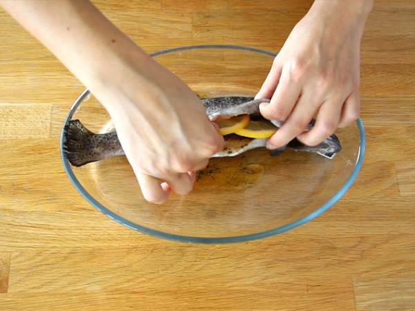 V pečici pečena postrv s timijanom in oljčnim oljem - Priprava korak 3